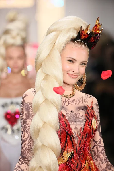 Malli kävelee kiitotien aikana Blondit 2015 muotinäytös — kuvapankkivalokuva