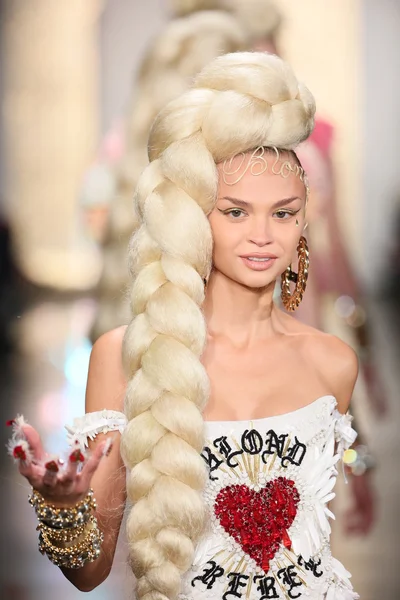 Model procházky dráhy během blondýnky 2015 módní show — Stock fotografie