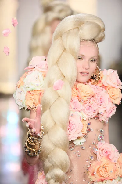 La modella percorre il finale della passerella durante la sfilata The Blonds 2015 — Foto Stock