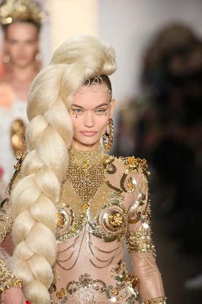 modeli pist sarışınlar 2015 Defile sırasında yürür.