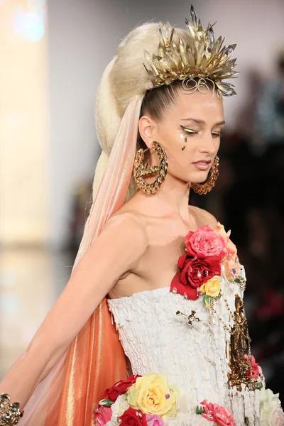 Modelo caminha na passarela durante o desfile de moda The Blonds 2015 — Fotografia de Stock