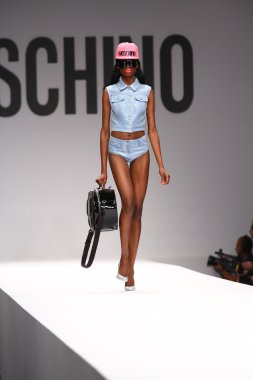 modeli pist moschino gösterisi sırasında yürür.