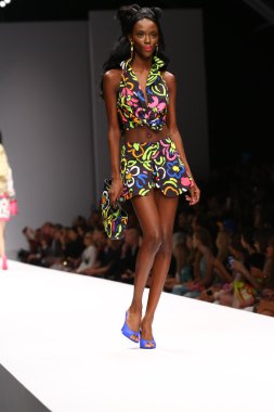 modeli pist moschino gösterisi sırasında yürür.