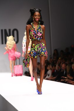 modeli pist moschino gösterisi sırasında yürür.