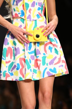 modeli pist moschino gösterisi sırasında yürür.