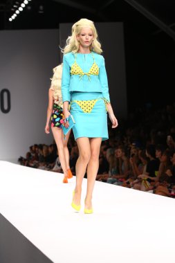 modeli pist moschino gösterisi sırasında yürür.