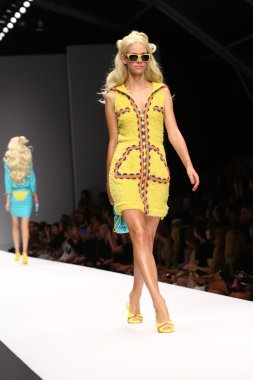 modeli pist moschino gösterisi sırasında yürür.