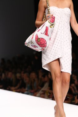 modeli pist moschino gösterisi sırasında yürür.