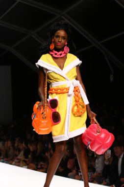 modeli pist moschino gösterisi sırasında yürür.