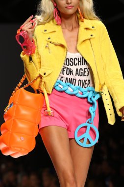 modeli pist moschino gösterisi sırasında yürür.