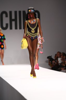 modeli pist moschino gösterisi sırasında yürür.