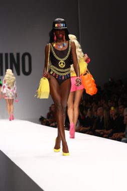 modeli pist moschino gösterisi sırasında yürür.