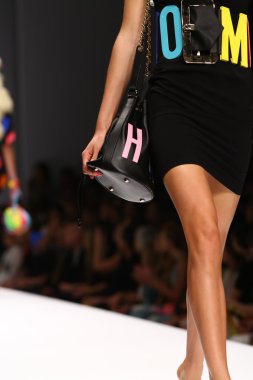 modeli pist moschino gösterisi sırasında yürür.