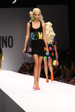 modeli pist moschino gösterisi sırasında yürür.
