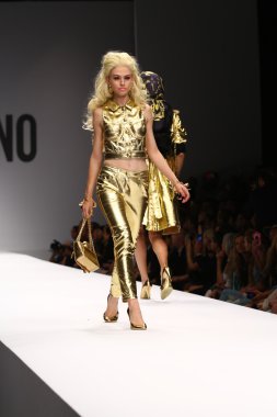 modeli pist moschino gösterisi sırasında yürür.