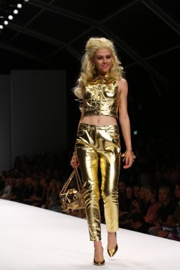 modeli pist moschino gösterisi sırasında yürür.