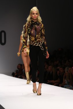 modeli pist moschino gösterisi sırasında yürür.