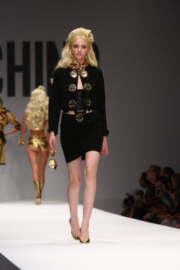 modeli pist moschino gösterisi sırasında yürür.