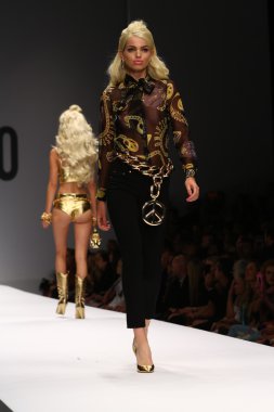 modeli pist moschino gösterisi sırasında yürür.