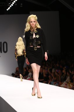 modeli pist moschino gösterisi sırasında yürür.