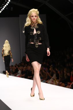 modeli pist moschino gösterisi sırasında yürür.