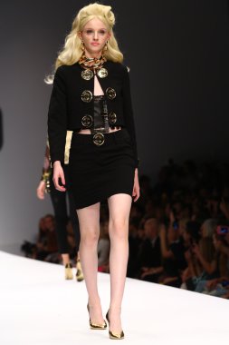 modeli pist moschino gösterisi sırasında yürür.