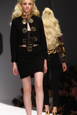 modeli pist moschino gösterisi sırasında yürür.