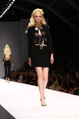 modeli pist moschino gösterisi sırasında yürür.