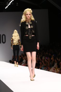 modeli pist moschino gösterisi sırasında yürür.