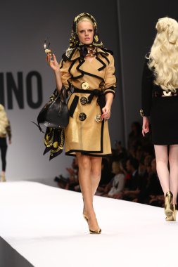 modeli pist moschino gösterisi sırasında yürür.