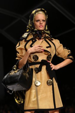 modeli pist moschino gösterisi sırasında yürür.