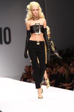 modeli pist moschino gösterisi sırasında yürür.