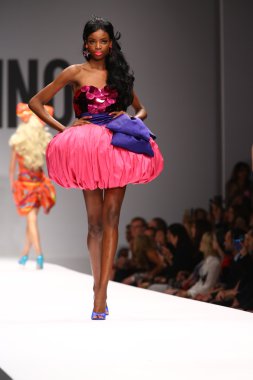 modeli pist moschino gösterisi sırasında yürür.