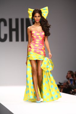 modeli pist moschino gösterisi sırasında yürür.