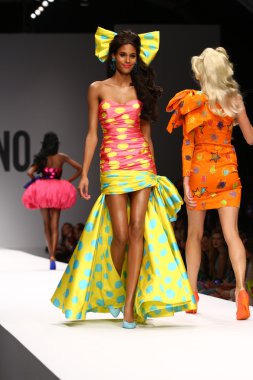 modeli pist moschino gösterisi sırasında yürür.