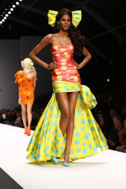 modeli pist moschino gösterisi sırasında yürür.