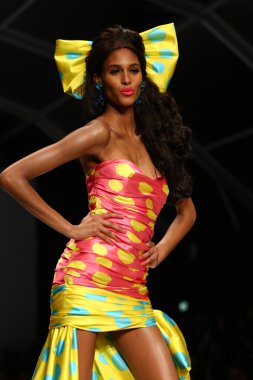 modeli pist moschino gösterisi sırasında yürür.