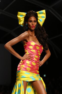 modeli pist moschino gösterisi sırasında yürür.