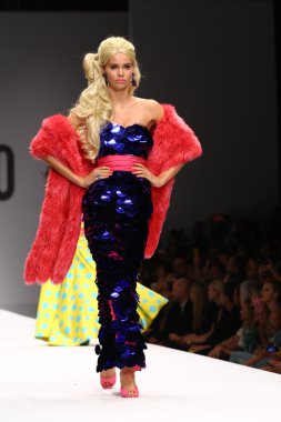 modeli pist moschino gösterisi sırasında yürür.