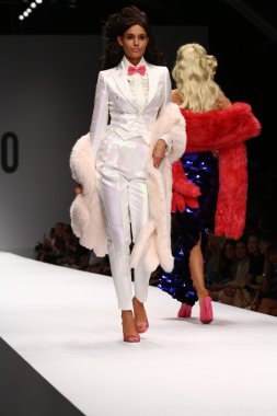 modeli pist moschino gösterisi sırasında yürür.