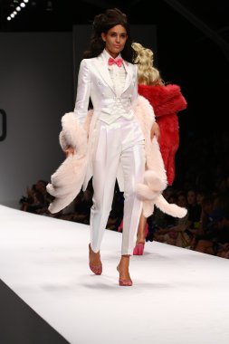 modeli pist moschino gösterisi sırasında yürür.