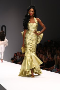 modeli pist moschino gösterisi sırasında yürür.