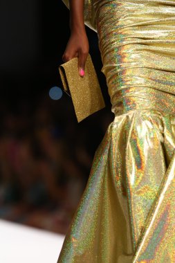 modeli pist moschino gösterisi sırasında yürür.