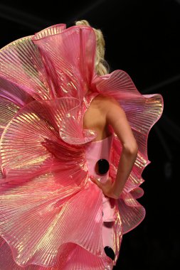 modeli pist moschino gösterisi sırasında yürür.