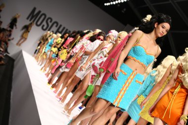 modelleri pist finale moschino gösterisi sırasında yürümek.