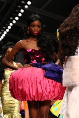 modelleri pist finale moschino gösterisi sırasında yürümek.