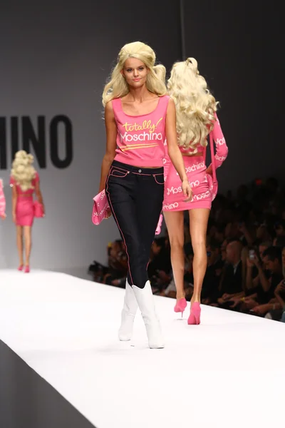 Modelo caminha na pista durante o show de Moschino — Fotografia de Stock