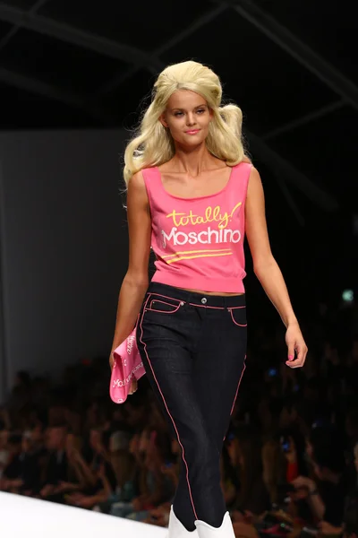 Modelo caminha na pista durante o show de Moschino — Fotografia de Stock