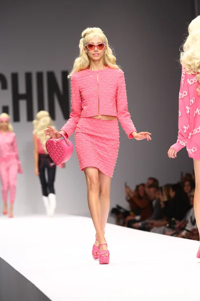 Modelo caminha na pista durante o show de Moschino — Fotografia de Stock