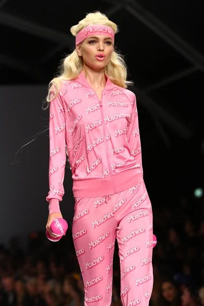 Modellen går banan under moschino show — Stockfoto